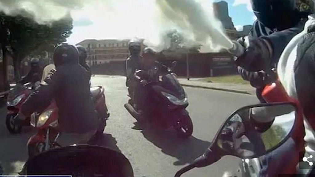 Una pandilla de moteros agrede violentamente  a otro para robarle la moto