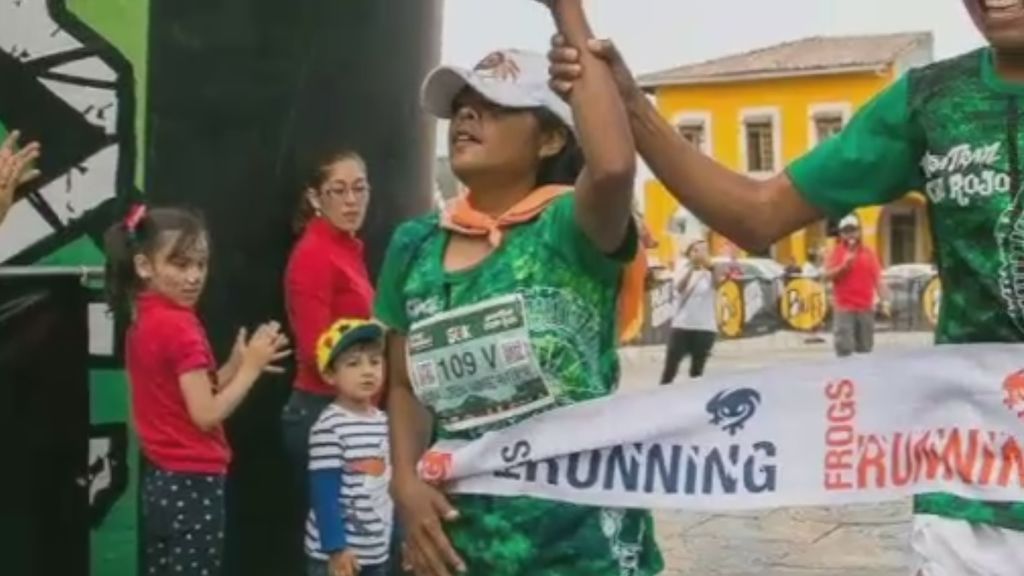 Esta indígena ganó una maratón de 50 km con sólo unas alpargatas hechas con neumáticos