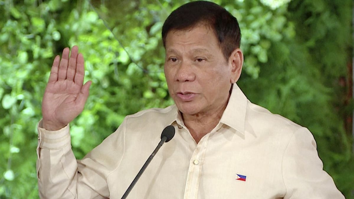 El presidente de Filipinas prohíbe fumar en público con penas de cárcel