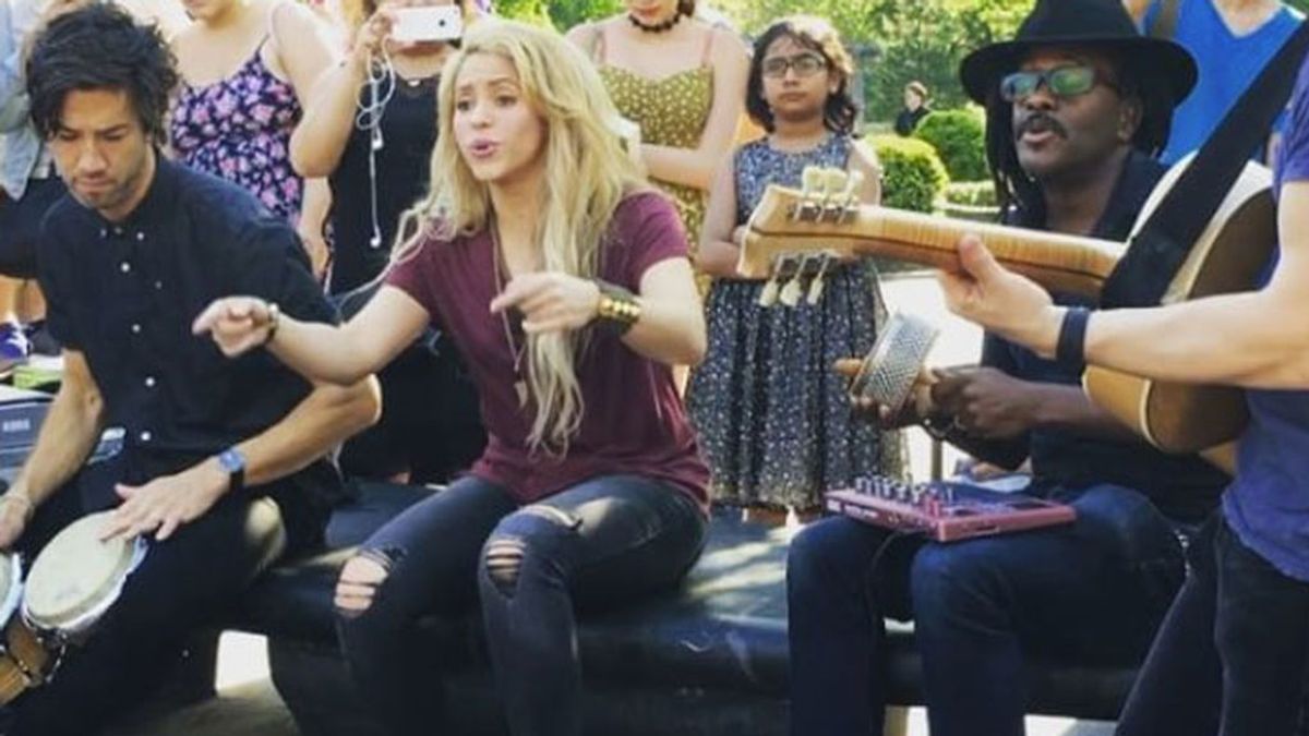 Shakira sorprende a su fans en Nueva York a ritmo de Chantaje