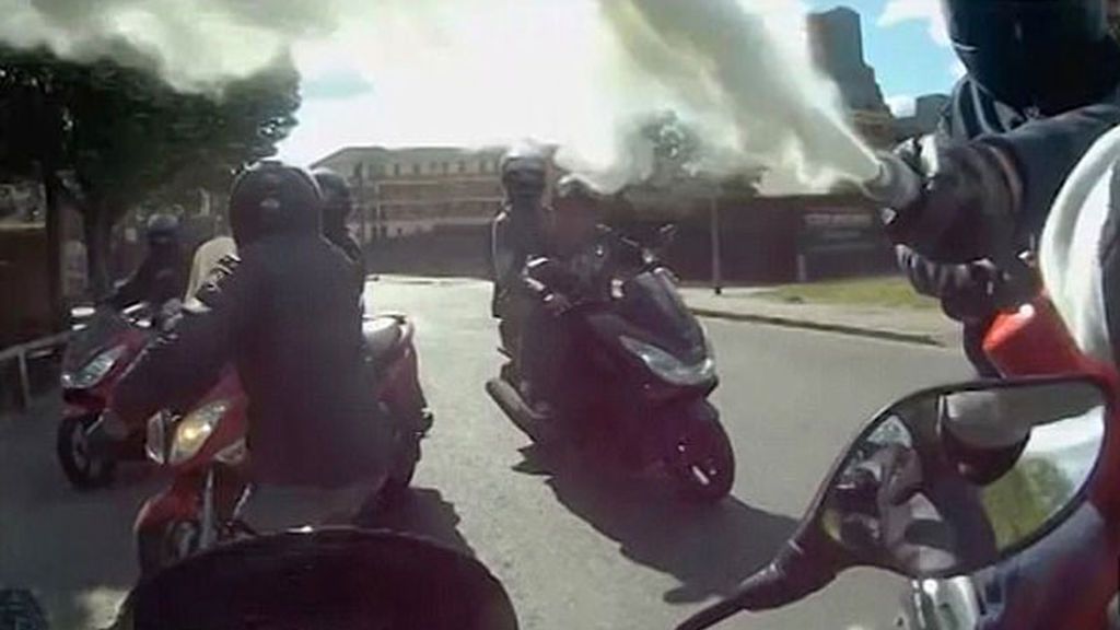 Una pandilla de moteros agrede violentamente  a otro para robarle la moto