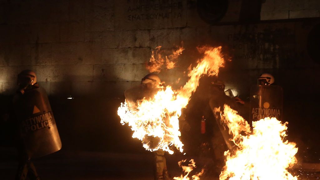 Los griegos hacen arder las calles en respuesta a los últimos recortes