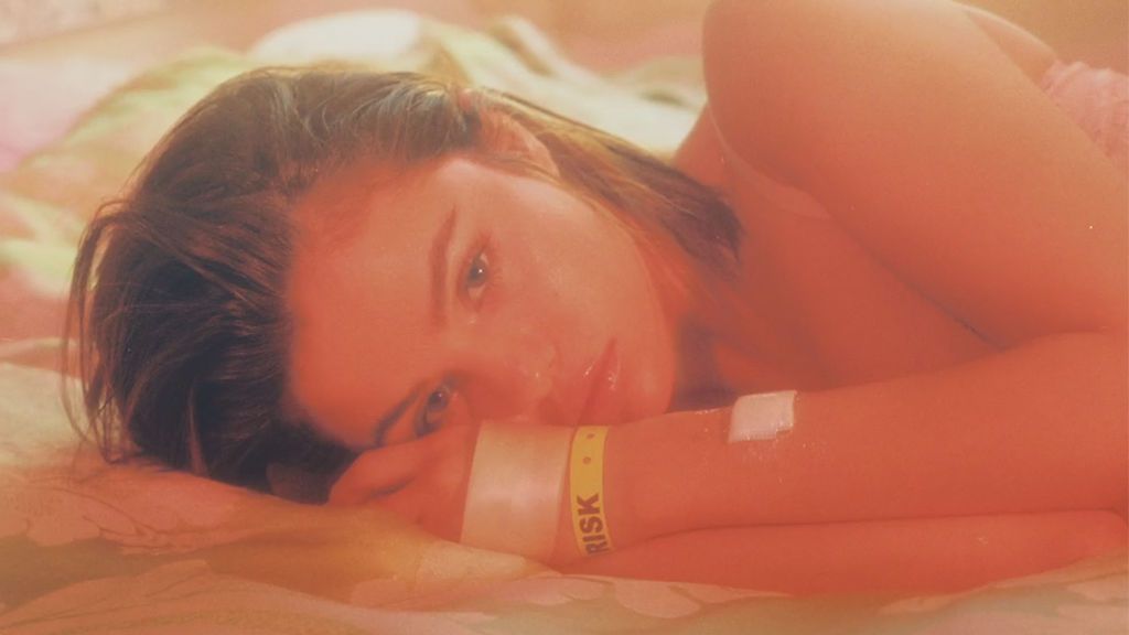 Selena Gomez lanza 'Bad Liar', su nuevo sencillo, con una polémica fotografía