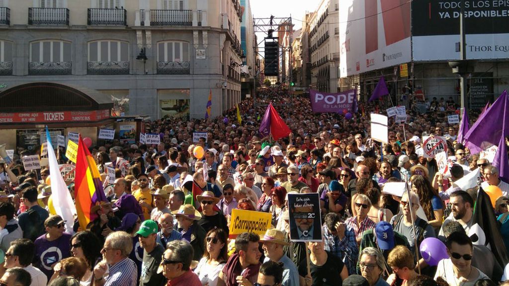 La Puerta del Sol se tiñe de morado en apoyo a la moción de censura de Podemos