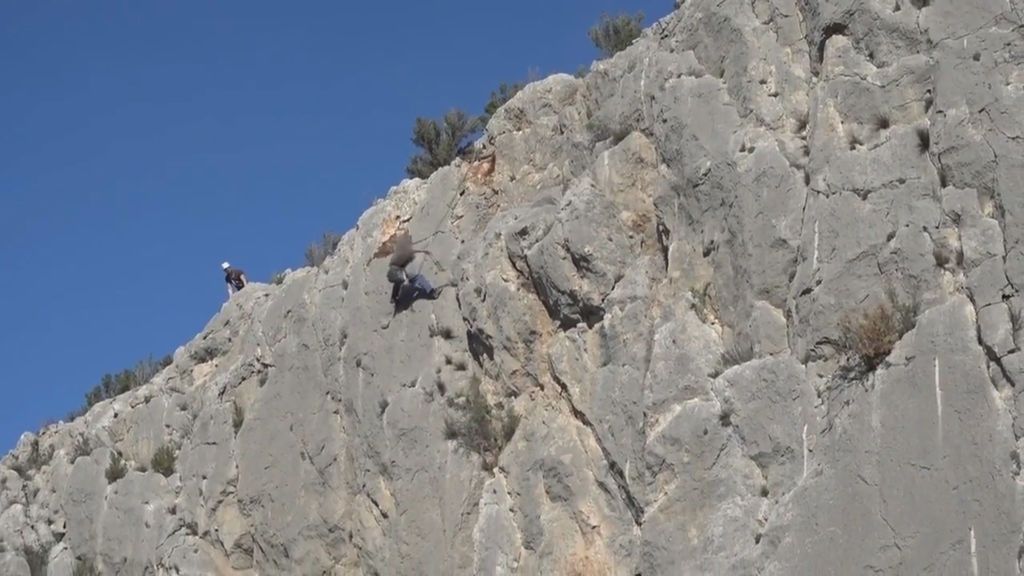 En plena escalada, la montaña se le viene encima