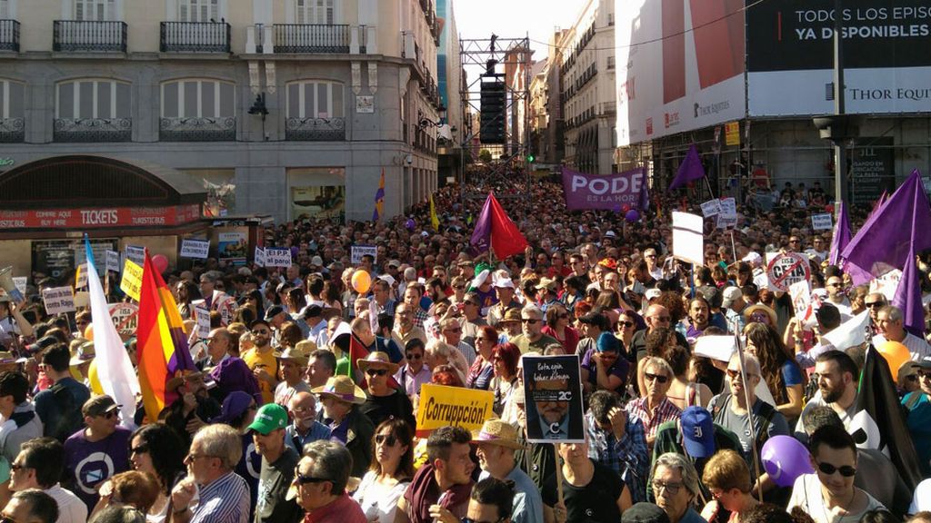 La Puerta del Sol se tiñe de morado en apoyo a la moción de censura de Podemos