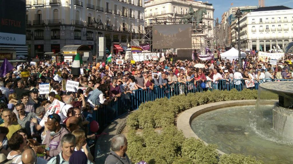 Miles de personas apoyan en la Puerta del Sol la moción de censura de Unidos Podemos contra Rajoy
