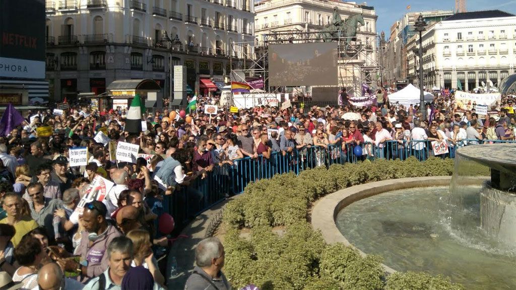 Concentración en Madrid a favor de la moción de censura presentada por Podemos