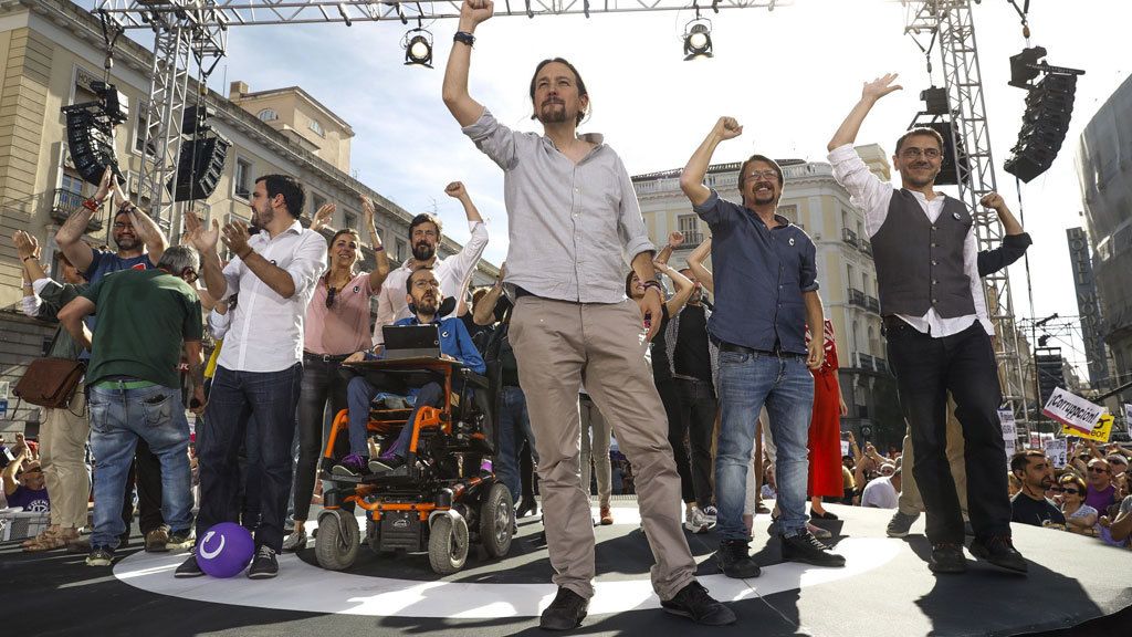 Miles de personas apoyan en la Puerta del Sol la moción de censura de Unidos Podemos contra Rajoy