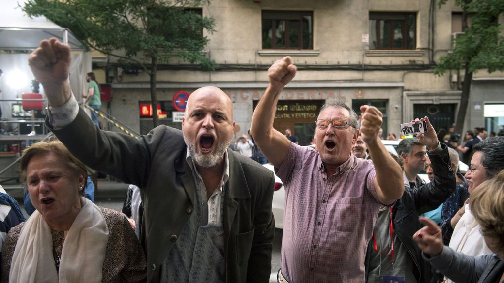 Simpatizantes de Pedro Sánchez celebran los primeros resultados