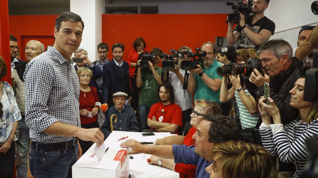 Pedro Sánchez vota en las primarias socialistas