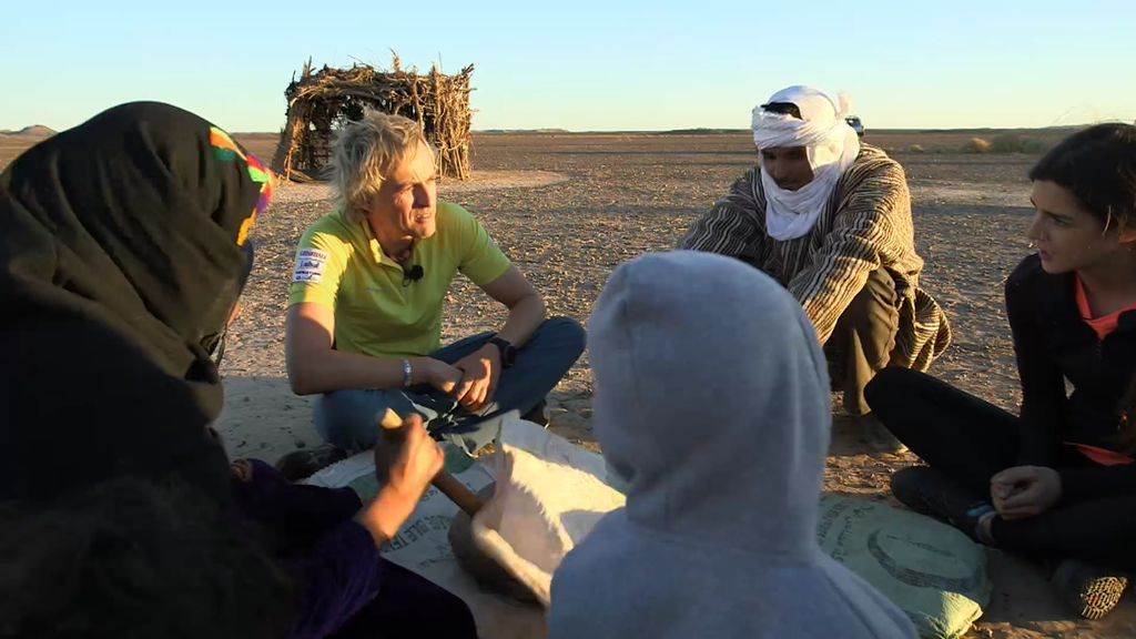 Jesús Calleja y Clara Lago alucinan con la forma de vida de una familia nómada