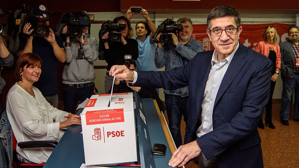 Patxi López, votando en las primarias