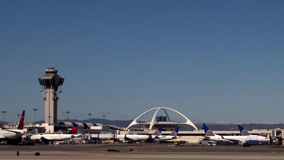 ocho heridos en un choque entre un avión y un vehículo en el aeropuerto de Los Ángeles