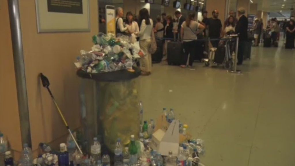 Emergencia sanitaria en el aeropuerto de Ibiza tras seis días de huelga de limpieza
