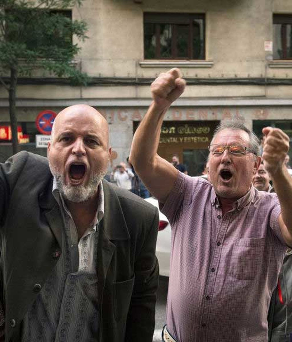 Militantes socialistas a las puertas de Ferraz