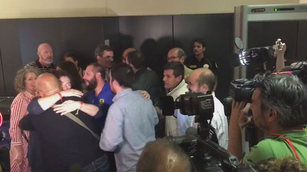 Los militantes celebran en el interior de Ferraz la victoria de Sánchez