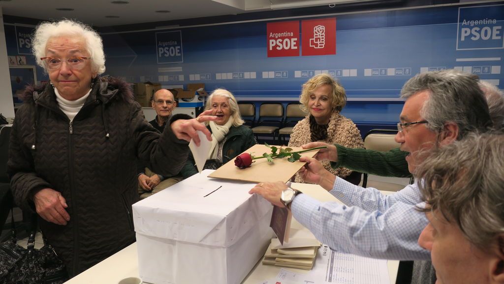 Militantes del Partido Socialista Obrero Español (PSOE) residentes en Argentina votan en las primarias para elegir su nuevo líder.