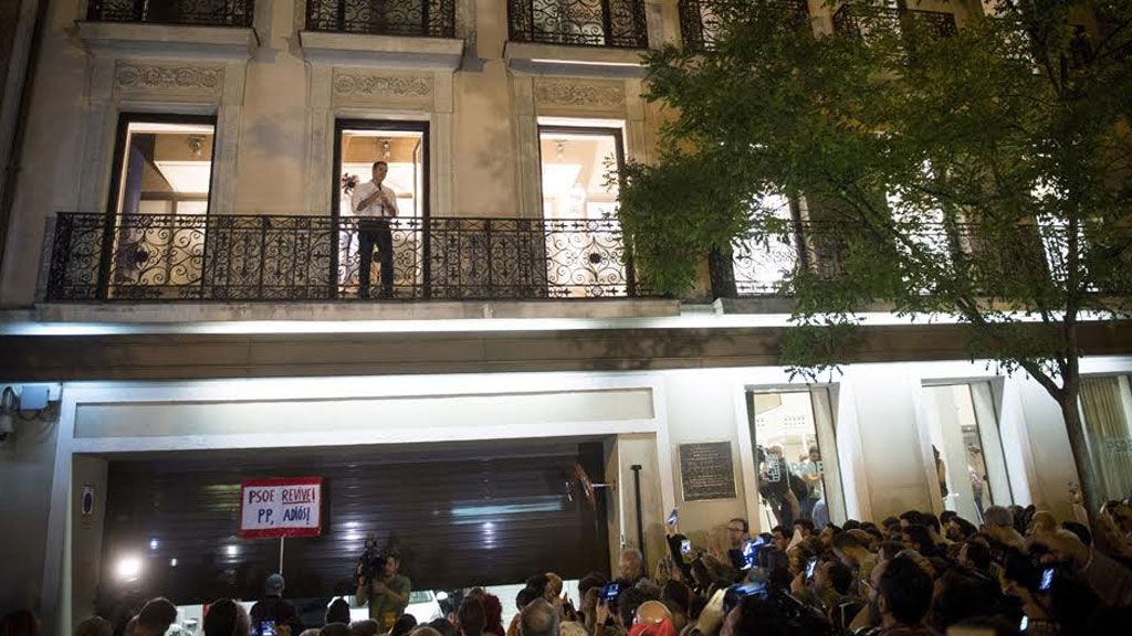 Pedro Sánchez se dirige a los militantes desde el balcón de la sede de Ferraz