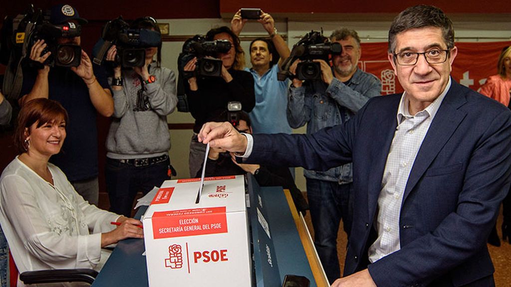 Patxi López vota en las primarias socialistas