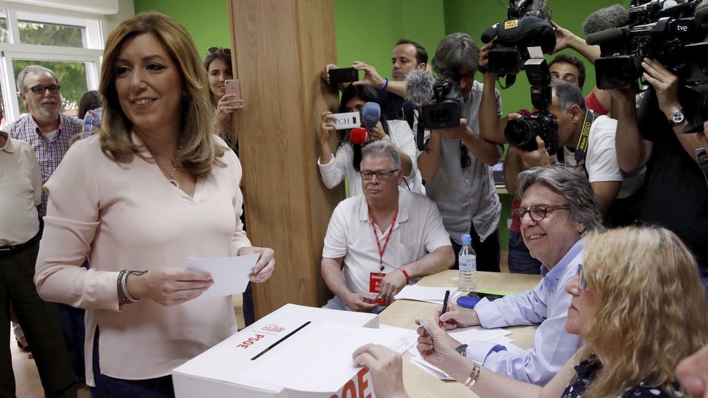 Susana Díaz vota en su agrupación