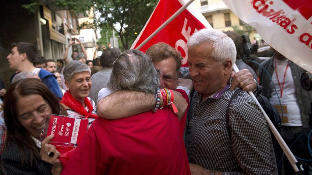 Simpatizantes de Pedro Sánchez celebran los primeros resultados