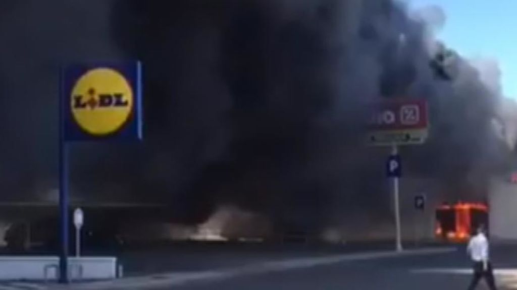Un adolescente podría estar detrás del incendio de un bazar chino en Adra