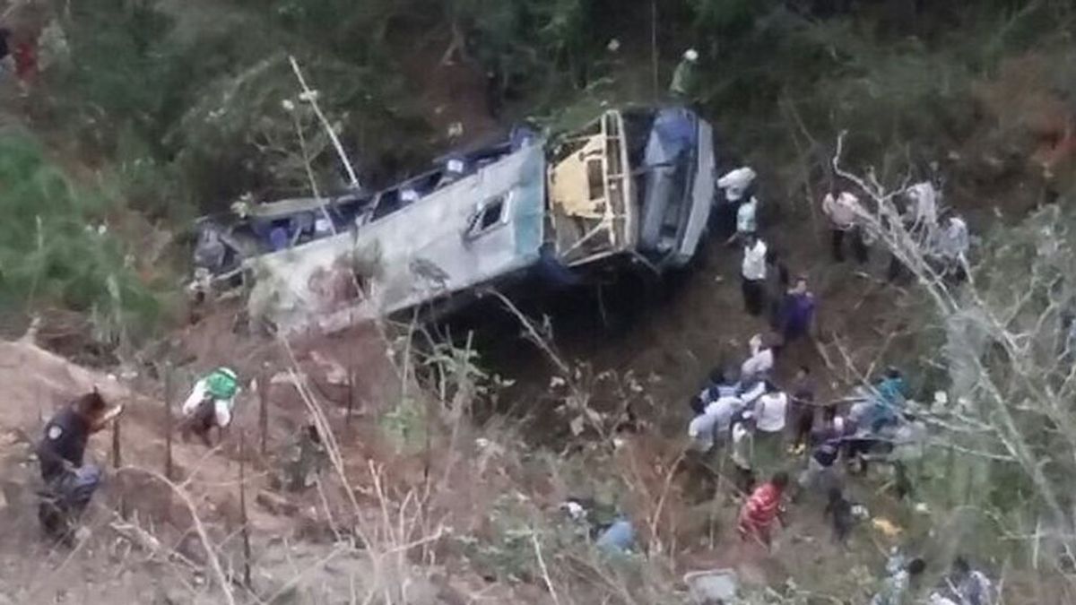 Mueren 17 personas tras caer un autobús por un barranco en Chiapas, México