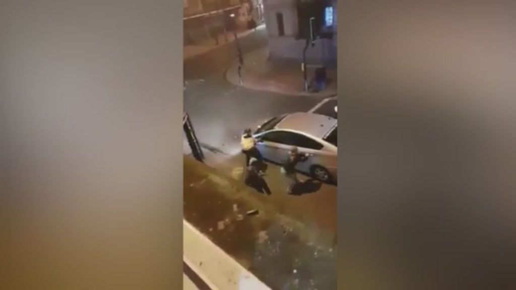 Impresionante agresión de dos chicas a un taxista en Dewsbury, Inglaterra