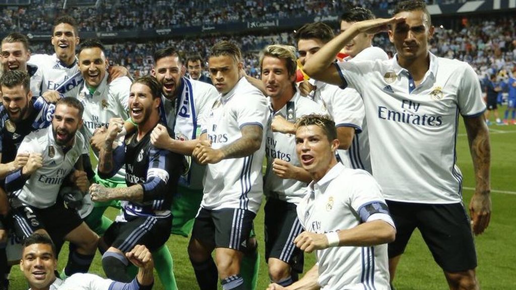 ¡Solo podía ser Coentrao! Celebra la Liga y de la emoción... se le olvida quitar la etiqueta de la camiseta ¡Solo podía ser Coentrao! Celebra la Liga y de la emoción... se le olvida quitar la etiqueta de la camiseta