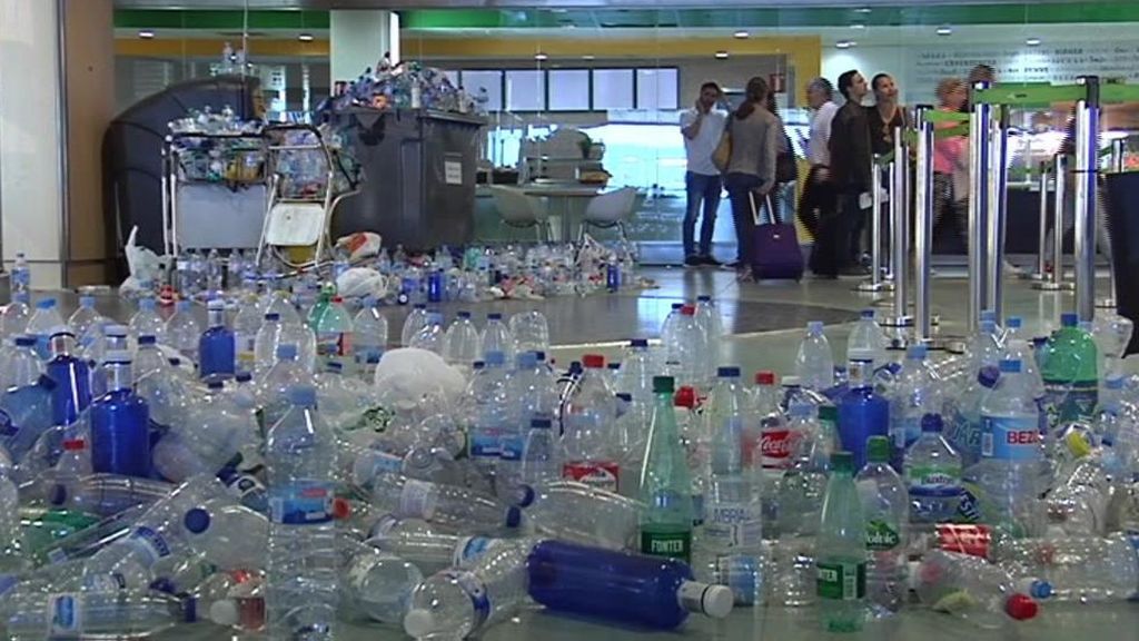 Un mar de basura les recibe en Ibiza