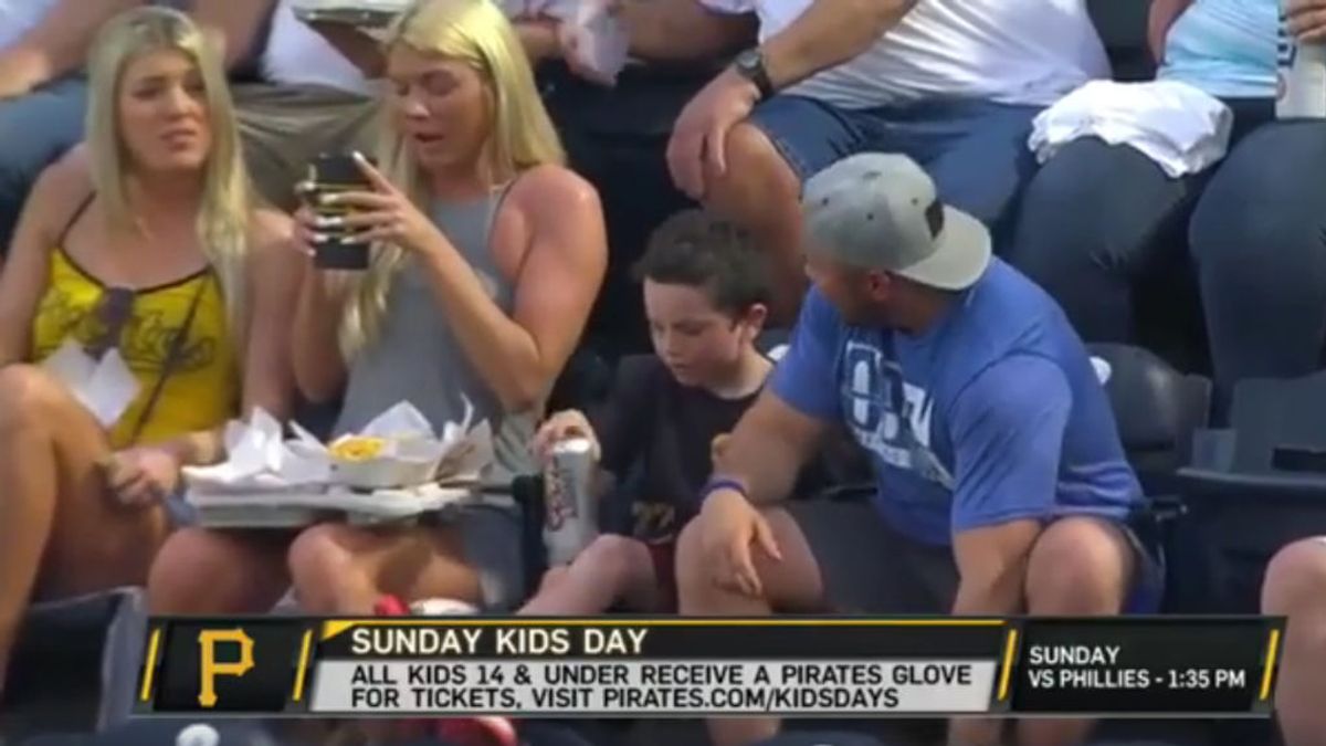 ¡Escándalo en EEUU! La cámara pilla a un niño bebiendo cerveza en la grada de los Pittsburgh Pirates