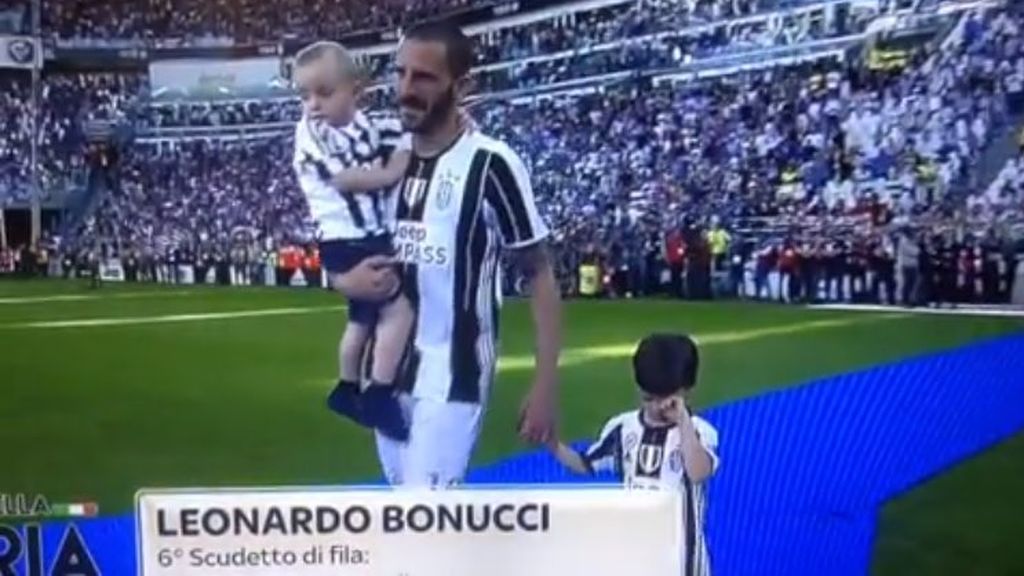 Cuando tu padre te obliga a vestir la camiseta del eterno rival: ¡El enfado del hijo de Bonucci, hincha del Torino!