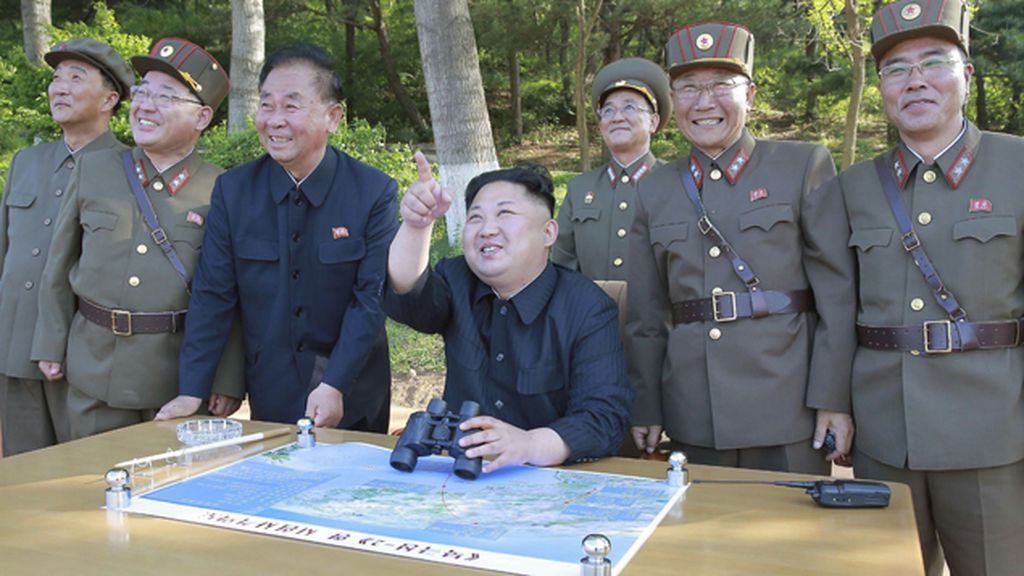 Corea del Norte lanza otro misil bajo la supervisión de Kim Jong-un