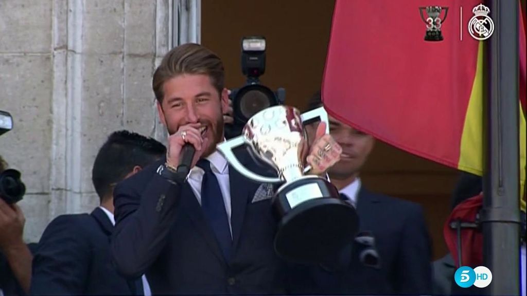 Ramos vacila con que se le cae la copa de la Liga en el balcón de la Puerta del Sol