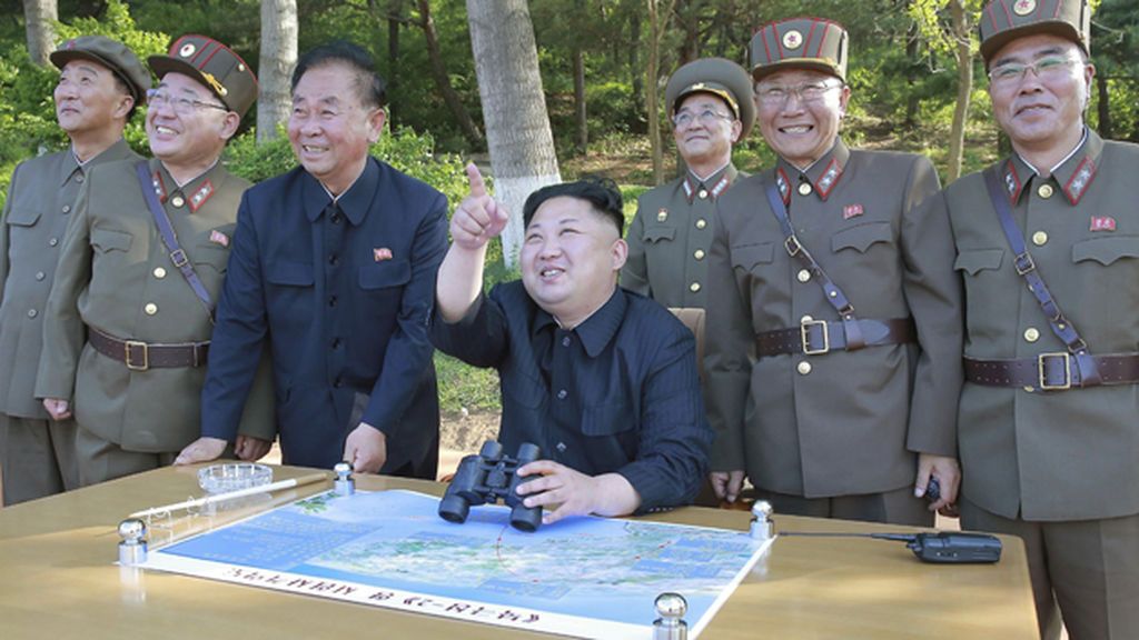 Corea del Norte lanza otro misil bajo la supervisión de Kim Jong-un