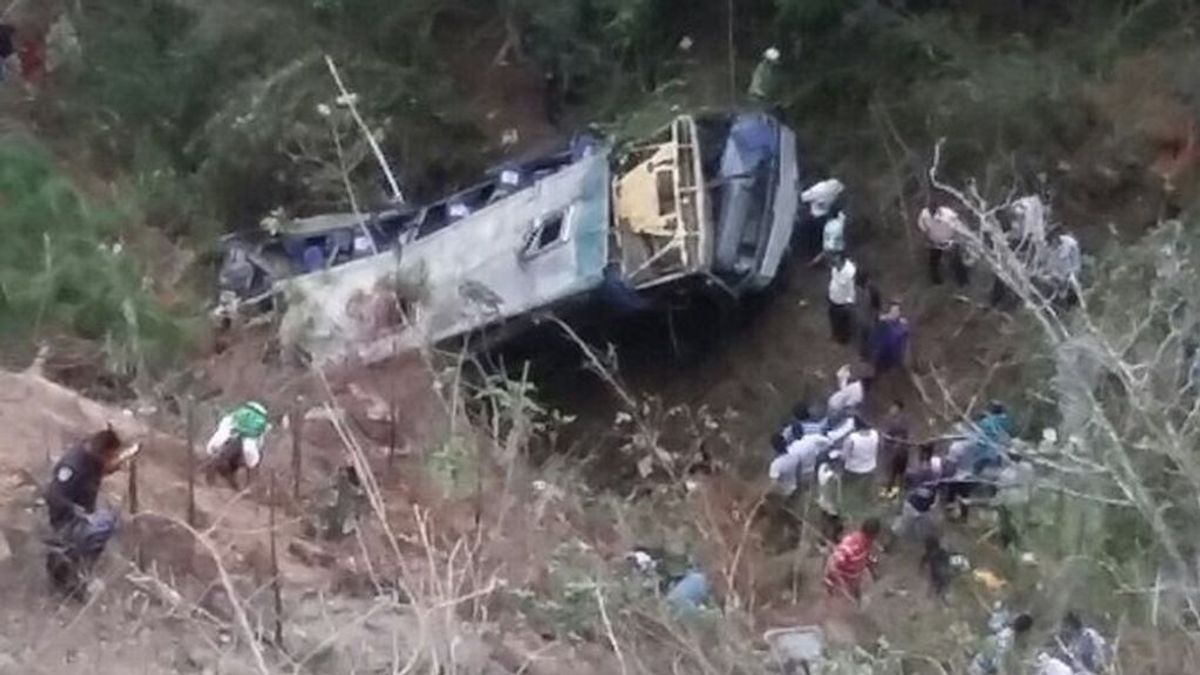 Mueren 17 personas tras caer un autobús por un barranco en Chiapas, México