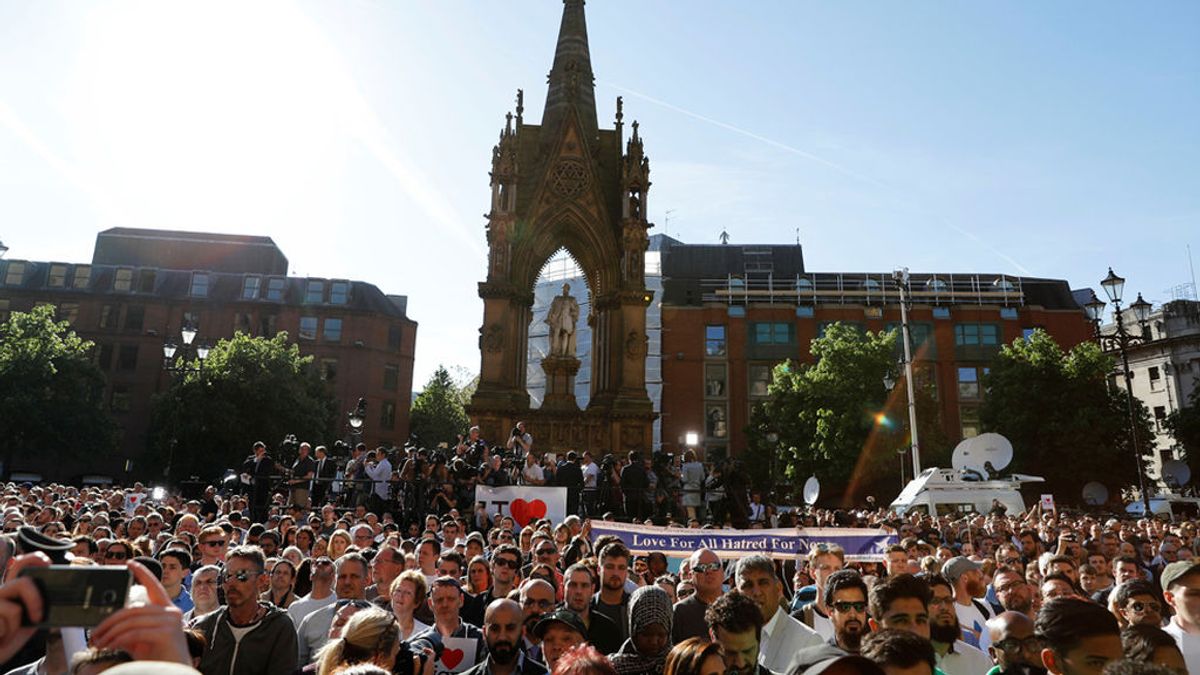 Atentado en Manchester: Emotiva vigilia en Albert Square en memoria de las víctimas