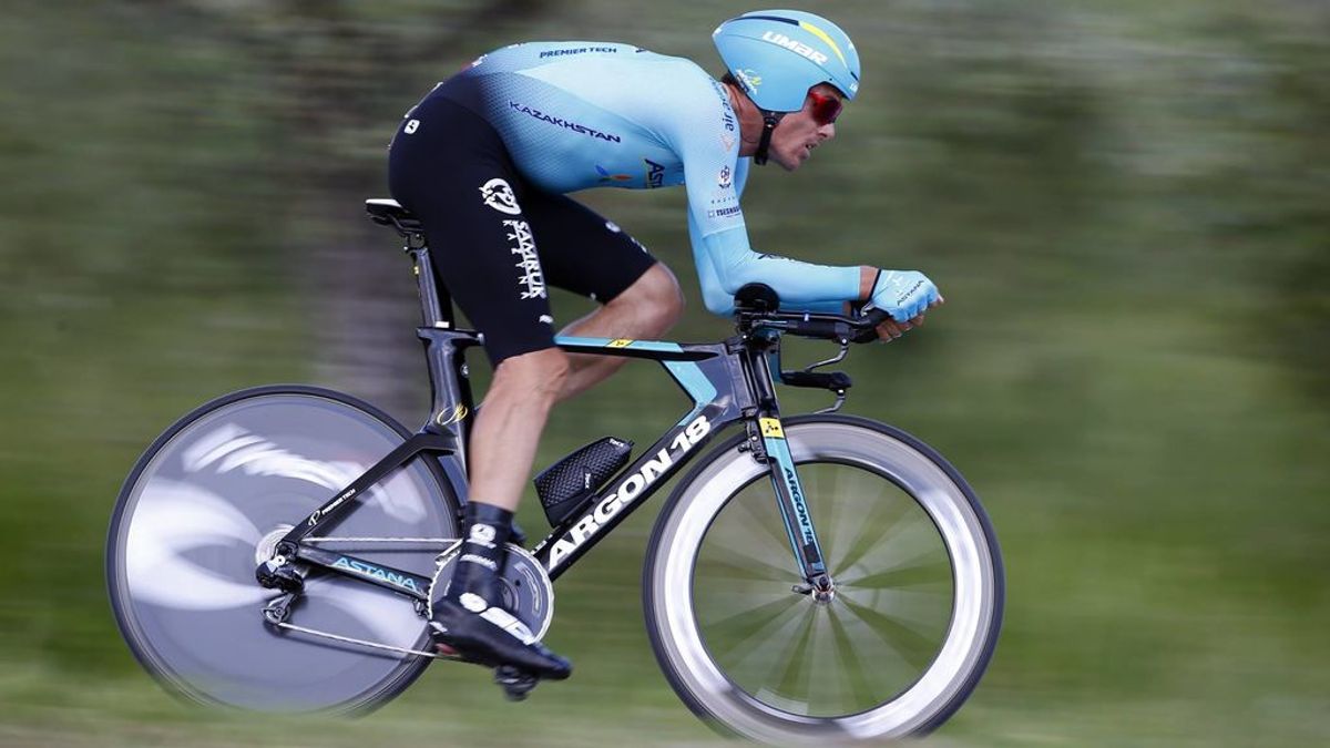 El emotivo gesto de Omar Fraile: deja coronar el Mortirolo a Luis León Sánchez como homenaje a Scarponi El emotivo gesto de Omar Fraile: deja coronar el Mortirolo a Luis León Sánchez como homenaje a Scarponi