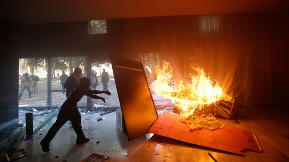 Manifestantes en Brasil incendian el Ministerio de Agricultura de Brasilia