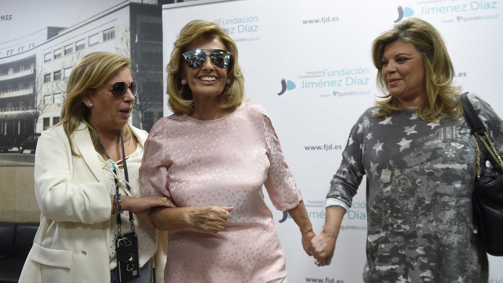 Una sonriente María Teresa Campos recibe el alta hospitalaria