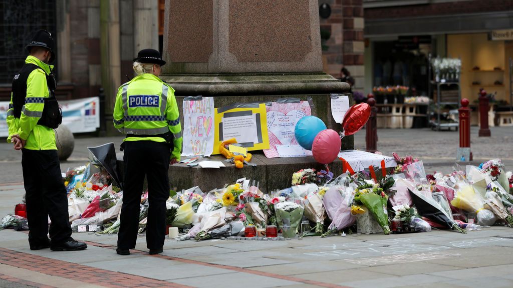 Policía junto a un homenaje a las víctimas del atentado de Mánchester