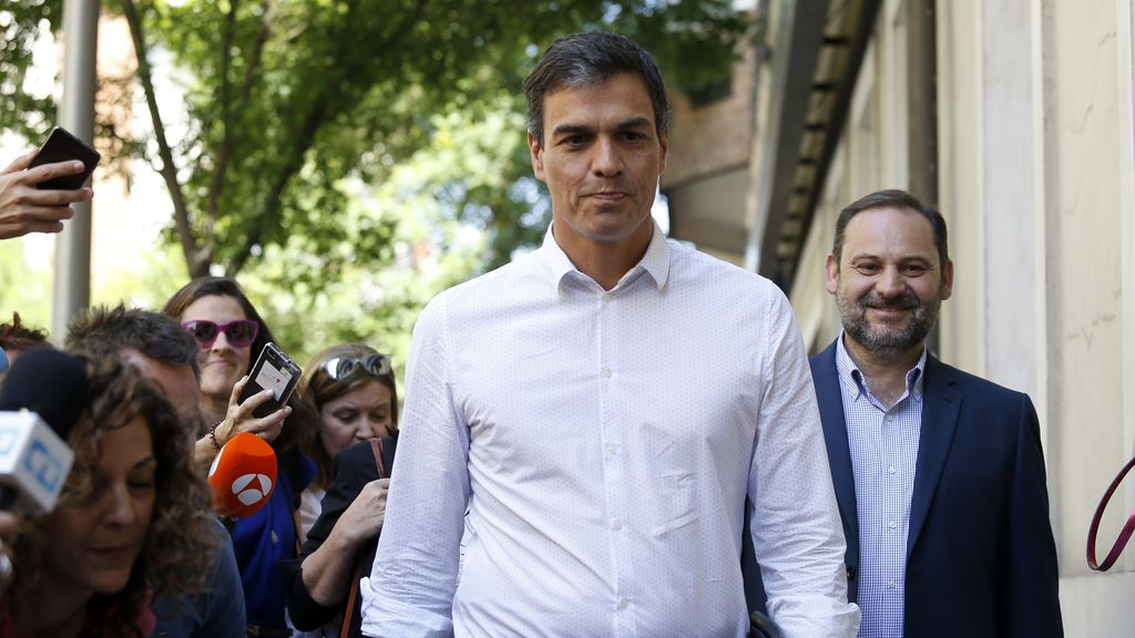 Sánchez comienza la limpia de barones socialista de la ejecutiva del PSOE