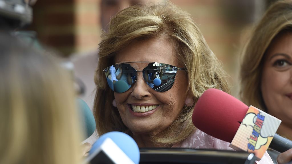 Una sonriente María Teresa Campos recibe el alta hospitalaria