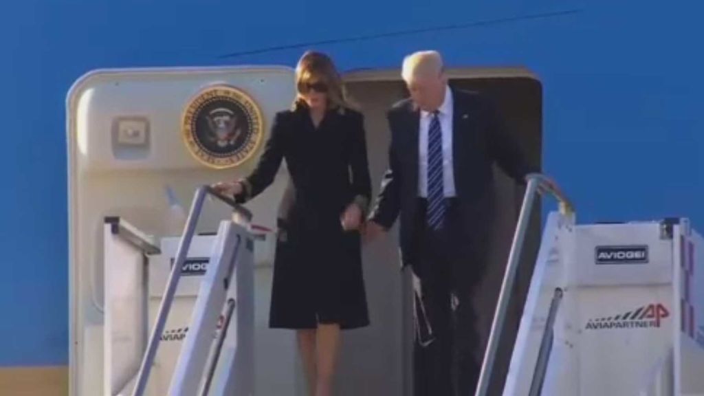 Melania Trump vuelve a rechazar la mano del presidente de EEUU