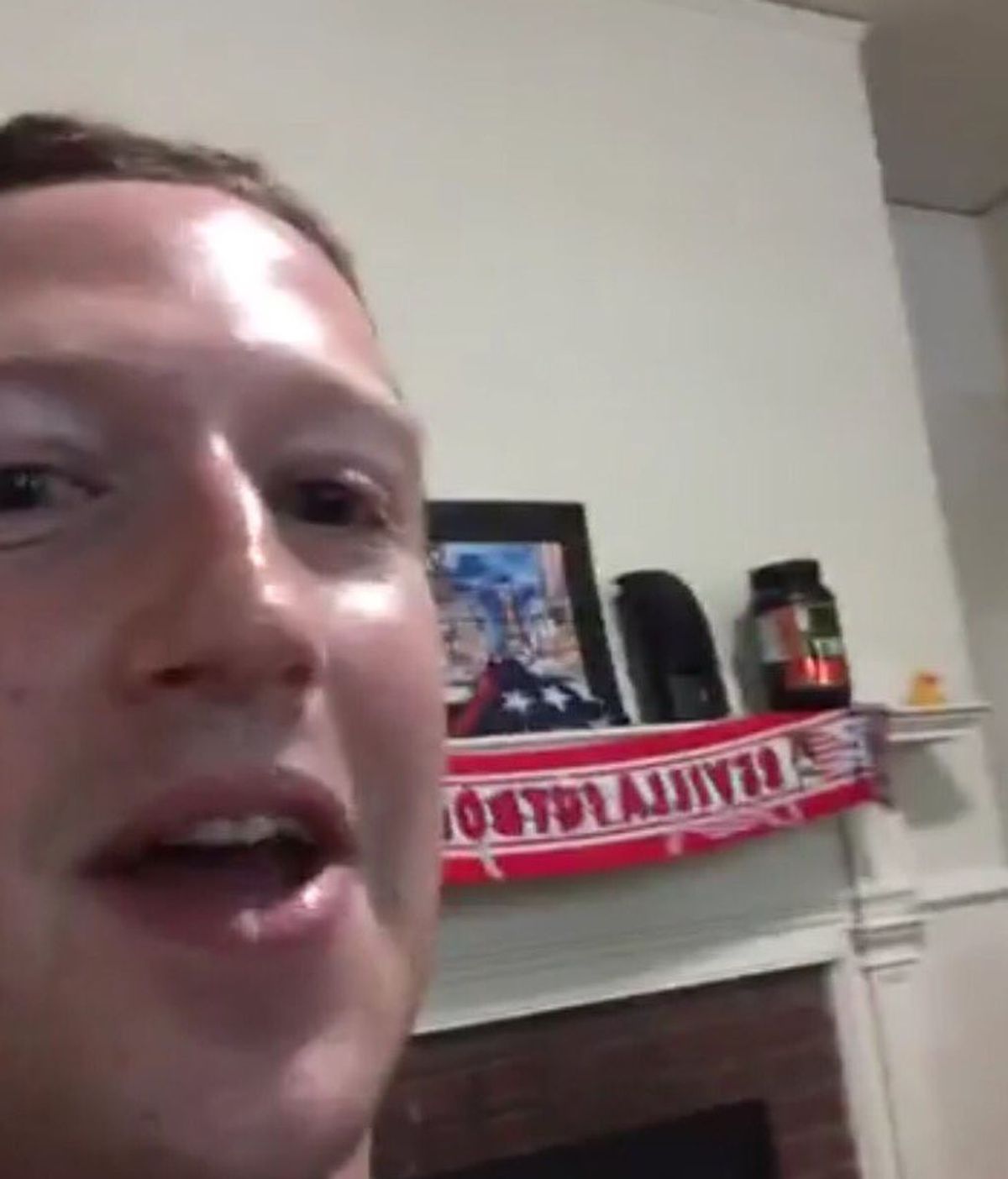 Mark Zuckerberg visita su antigua habitación en Harvard y se encuentra con una bufanda del Sevilla