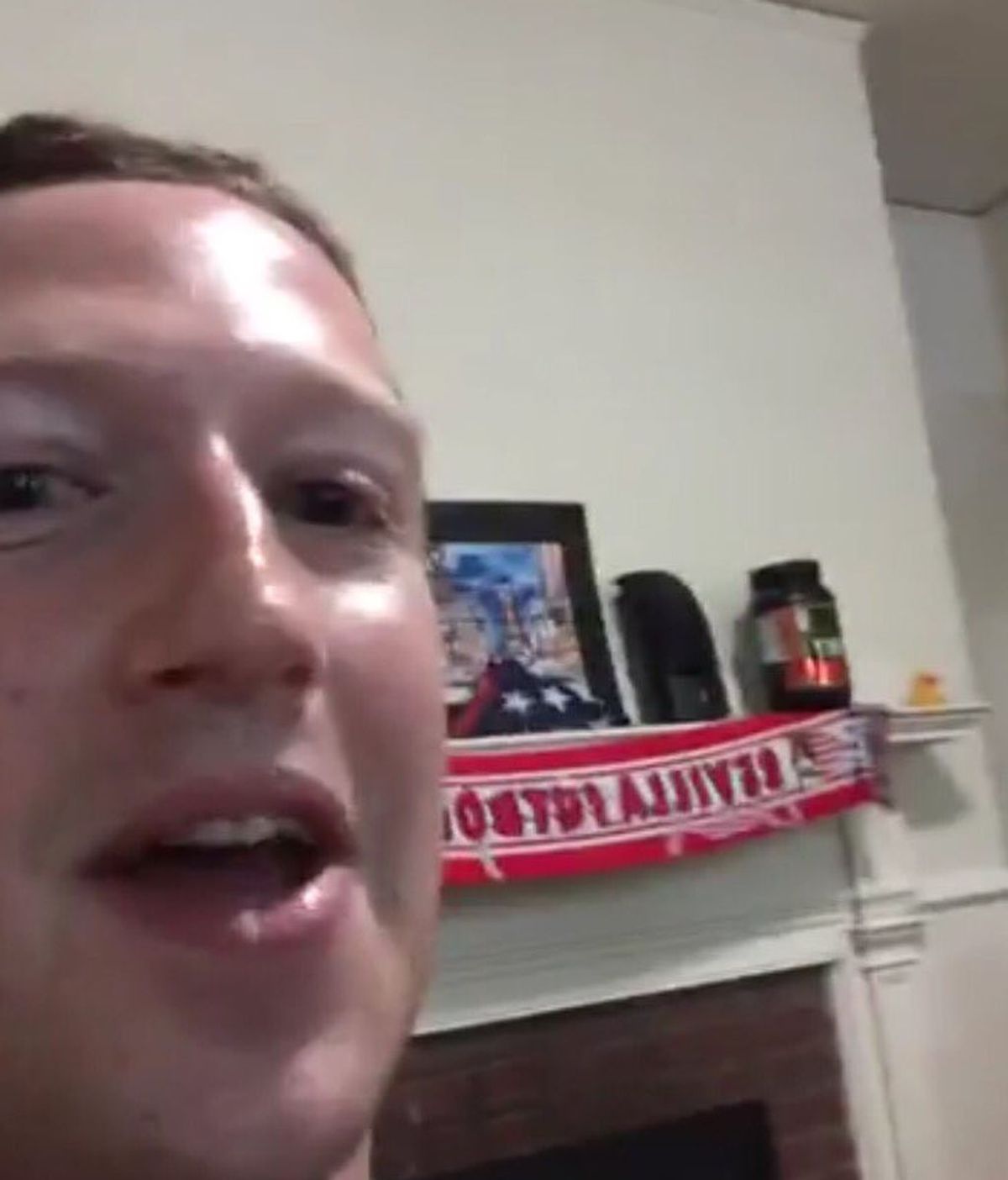 Mark Zuckerberg visita su antigua habitación en Harvard y se encuentra con una bufanda del Sevilla Mark Zuckerberg visita su antigua habitación en Harvard y se encuentra con una bufanda del Sevilla