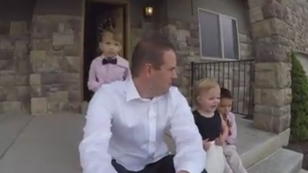 Estos padres recopilan en un divertido vídeo la locura que es vivir con niños pequeños