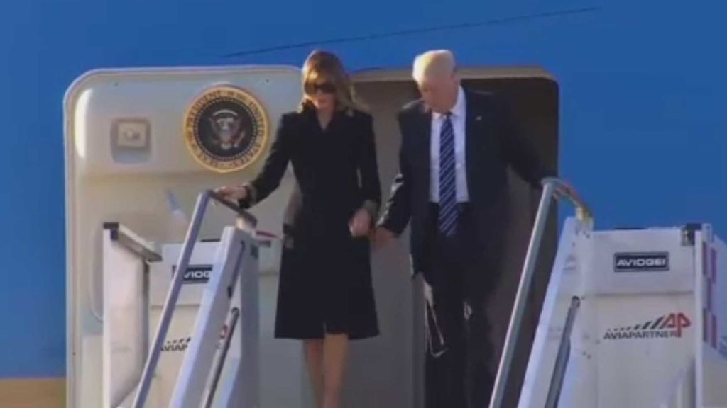 Melania Trump vuelve a rechazar la mano del presidente de EEUU