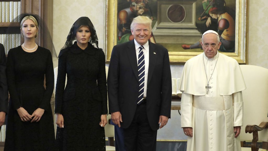 La apuesta de Melania para ver al Papa: 'Total black' con mantilla